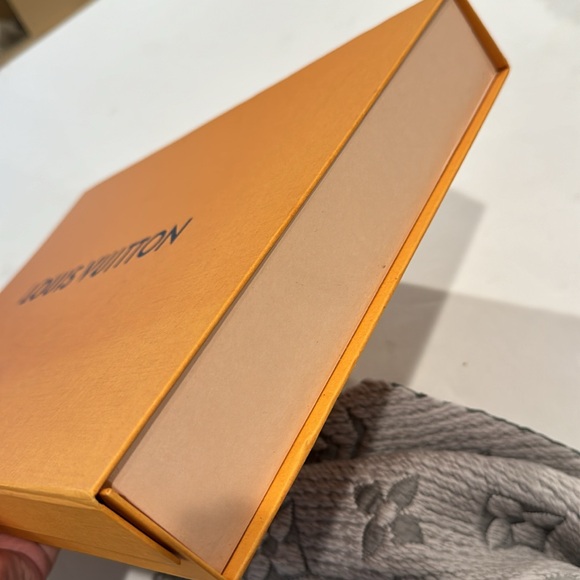 Authentic Louis Logomania wool scarf with box - Picture 10 of 11